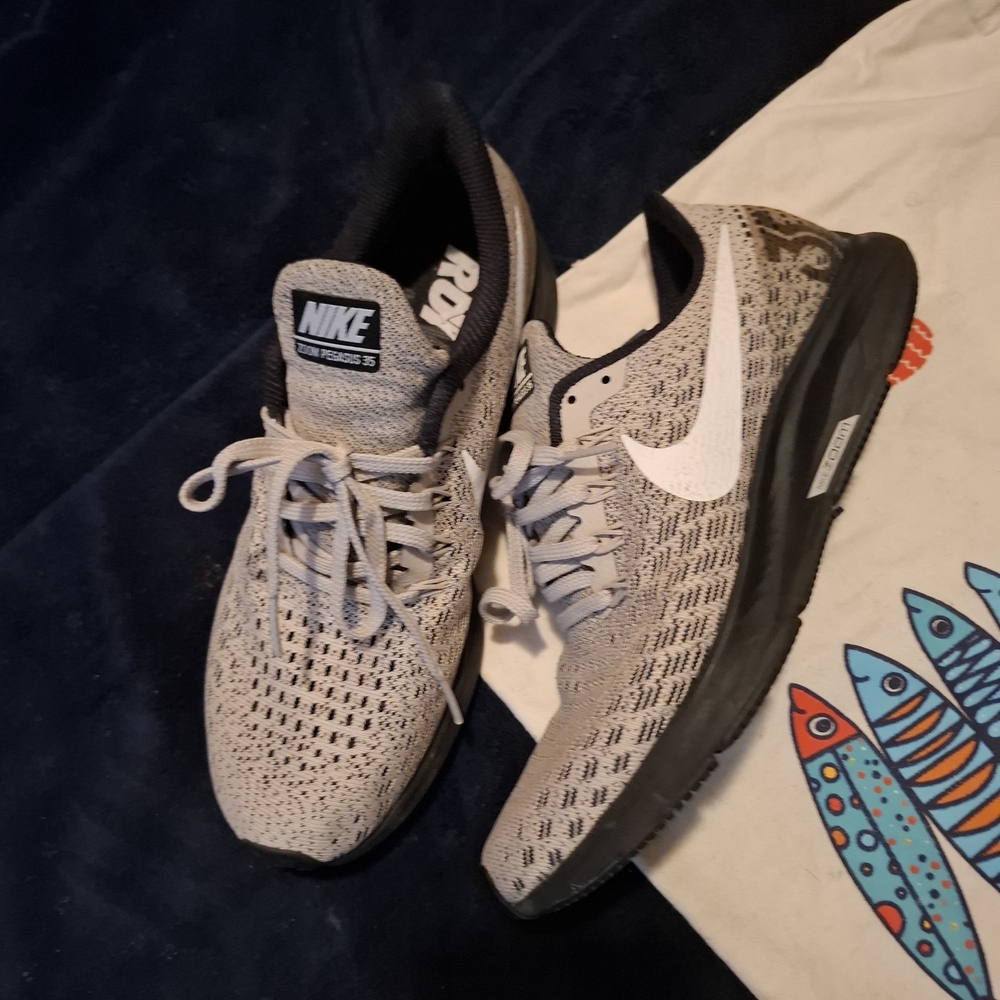 Nike Grey Flyknit Running Sneakers - White Swoosh